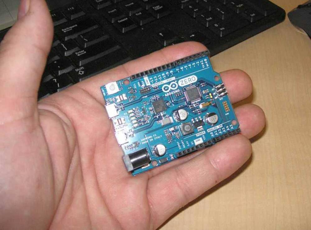 arduino-zero-pro-mano-Ricardo-Vega