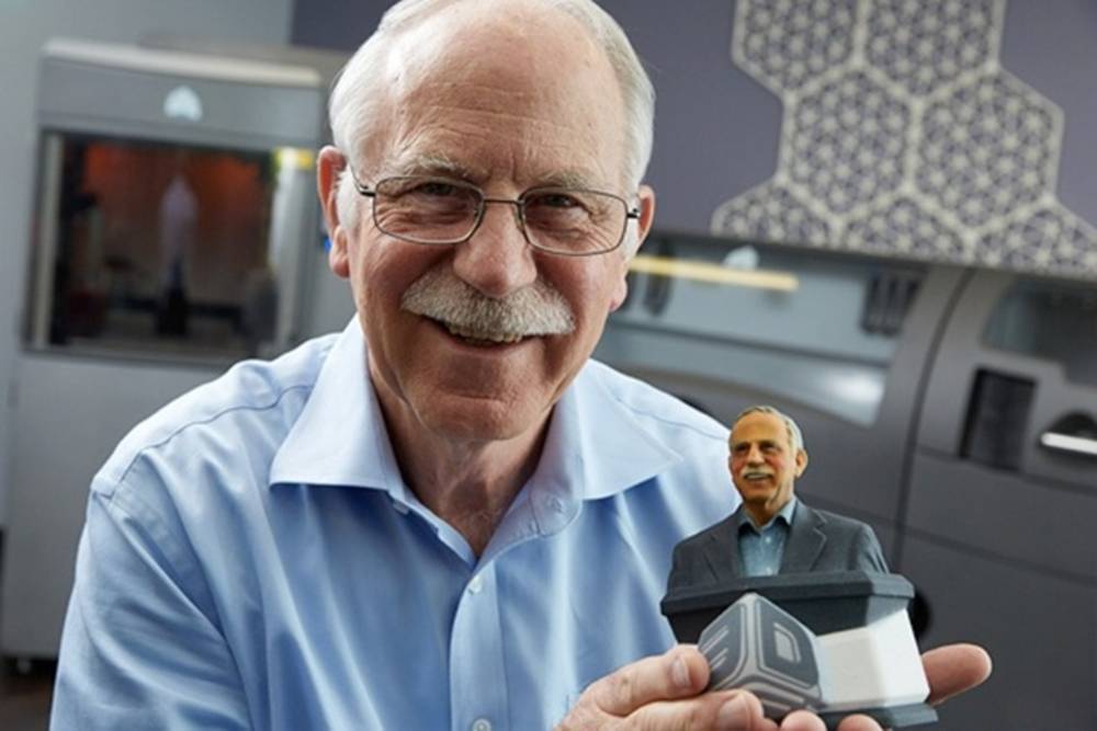 Chuck
Hull mostrando su impresión 3D a color para
theengineer.co.uk
